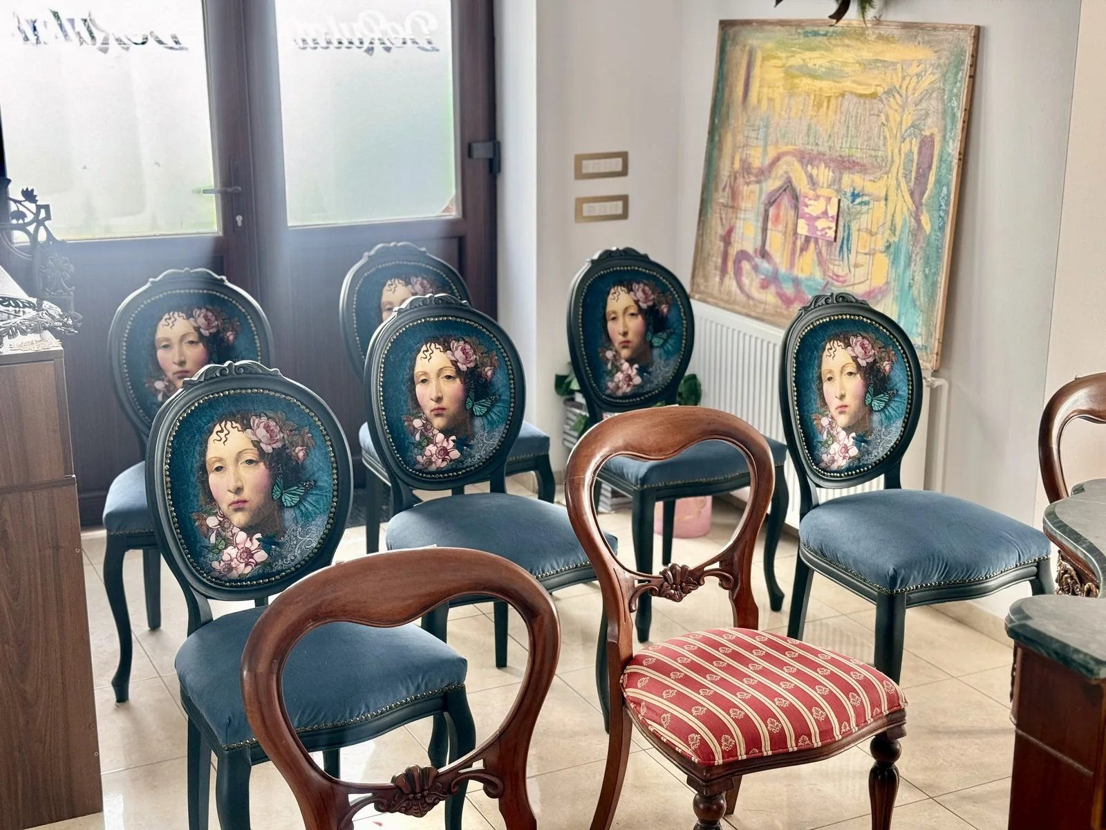 Scaune cu portret pictat, salon de proiecții