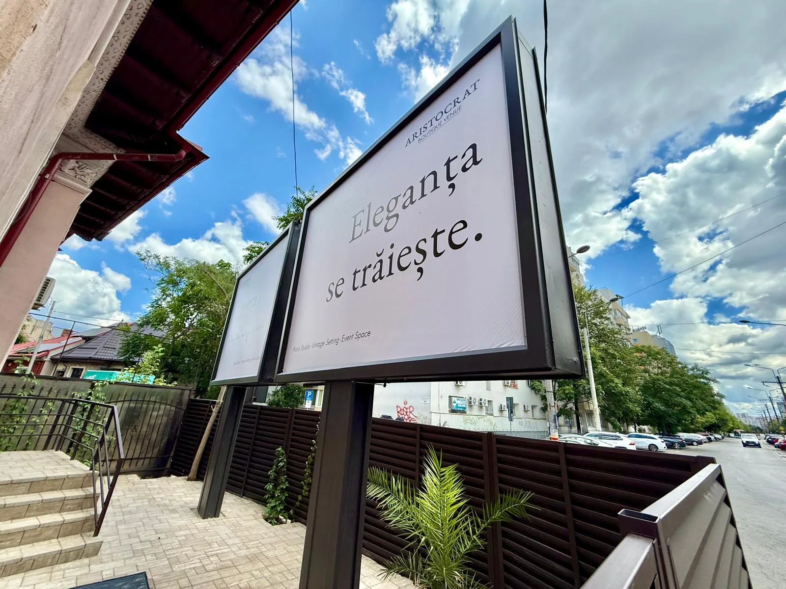 Fațada Aristocrat Boutique Venue dinspre stradă, ziua